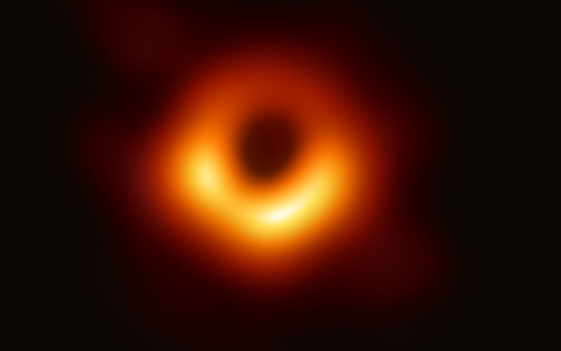 黑洞的第一张图像。它是黑色背景中的橙色圆圈。